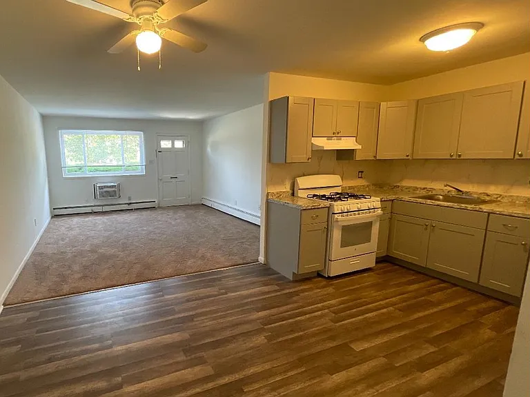 Carriage House — Photo 17