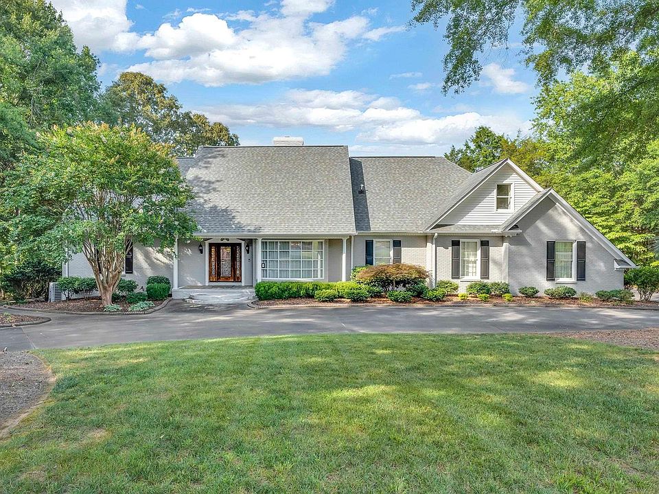 1st image of 207 Carolina Club Dr