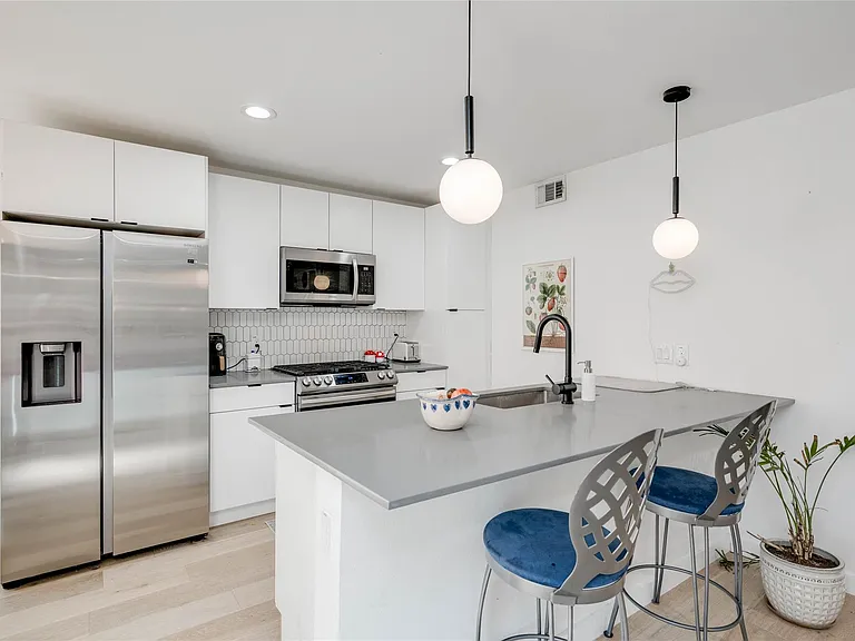 400 E 30th St #105 — Photo 10