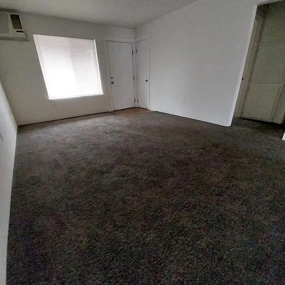444 NW D St #F — Photo 6