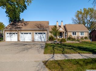 1000 Briarstone Dr, Mason City, IA 50401