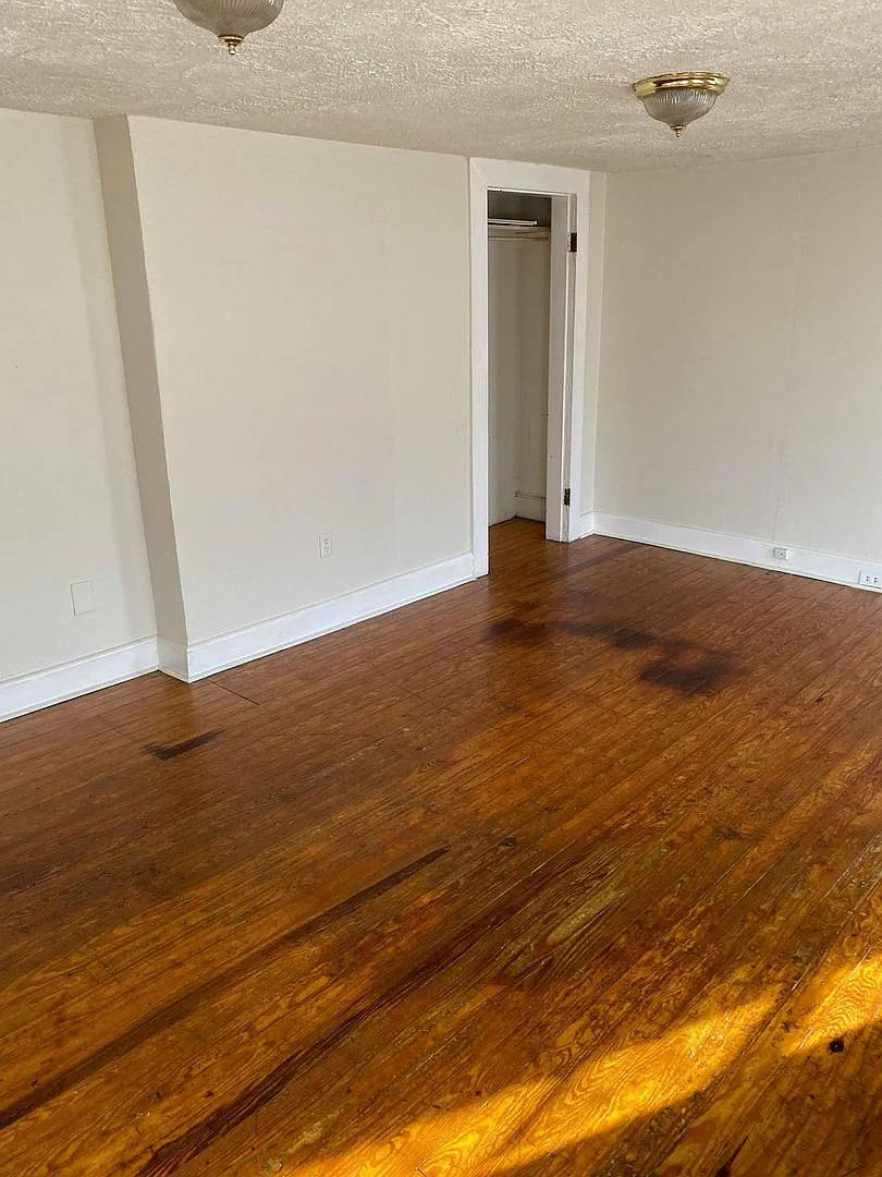 3-4 bedroom, 1 bath, 2 story single family house — Photo 1