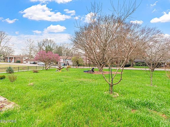 4th image of 724 Hidden Valley Rd