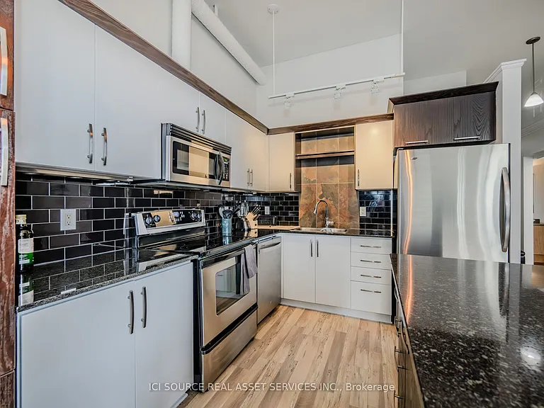 410 King St W #609 — Photo 4