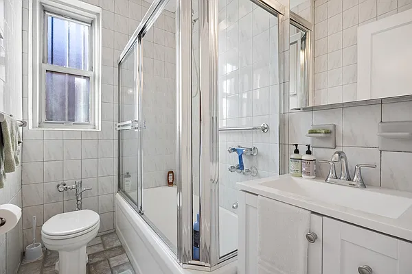 Bathroom, photo 1