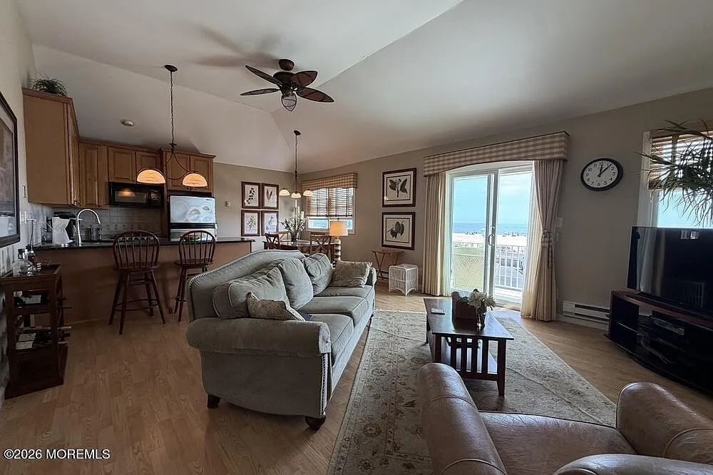 2 bed, 992 sqft, $2,300 — Photo 2
