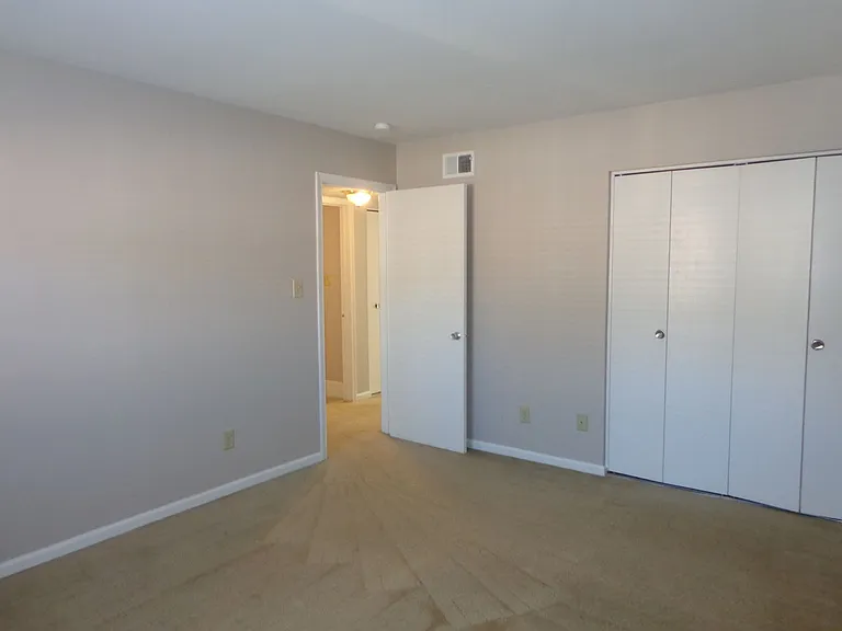Yorktown Village Apartments — Photo 17