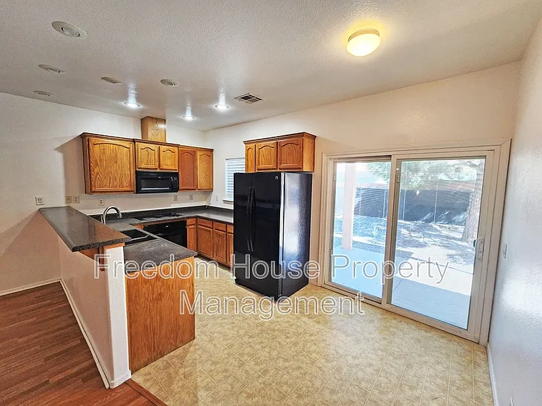 530 E Bourbon St #4 — Photo 9