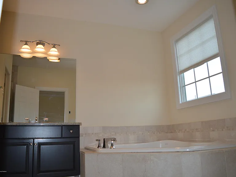 606 Park Ave — Photo 42