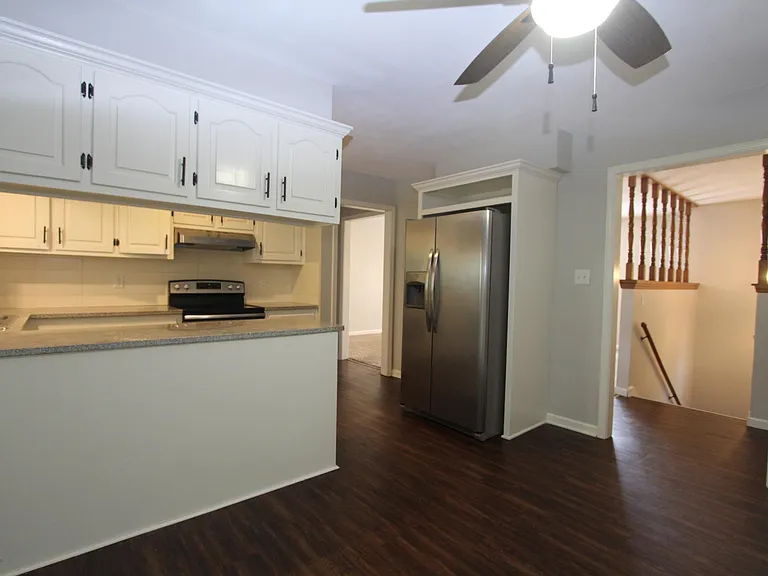 220 NW Highland Ln — Photo 5