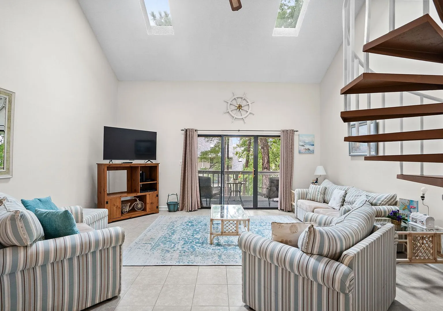 Long Term Furnished Top Floor Condo - Your Bright & Spacious Beach Getaway Awaits! — Photo 3