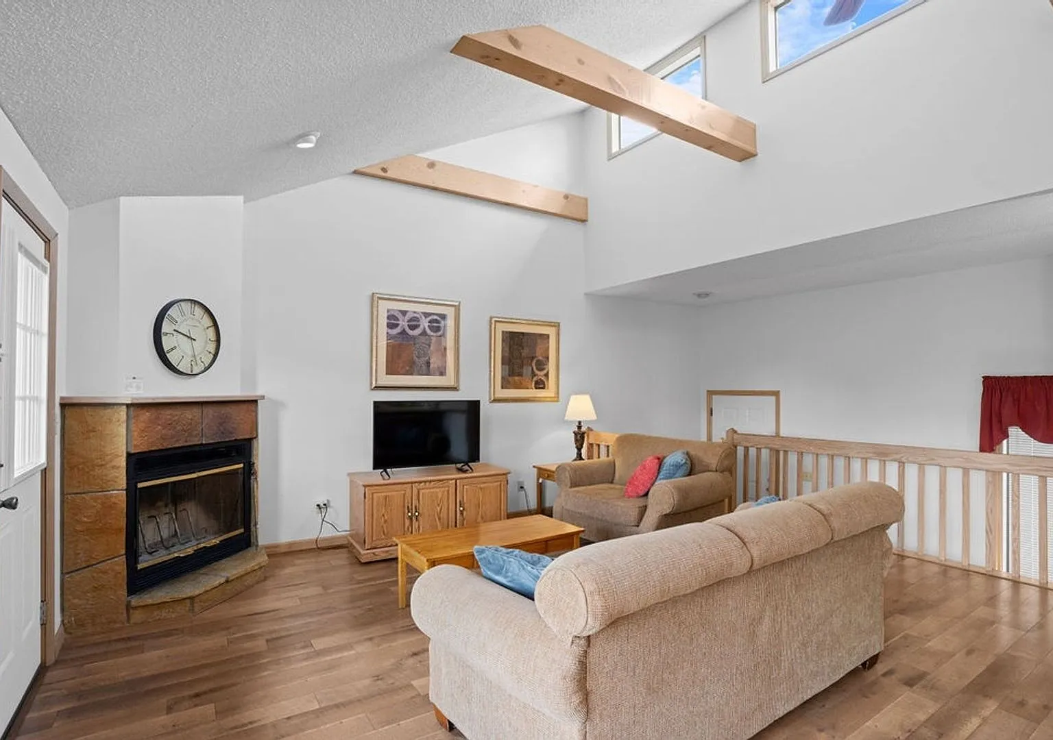 2 bed, 1000 sqft, $1,600 — Photo 2