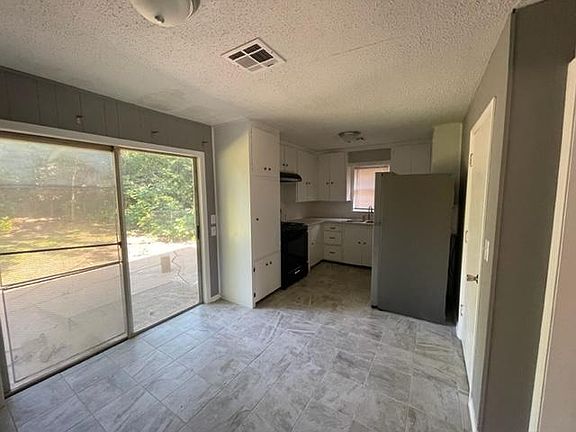 3rd image of 1004 N Market Ave