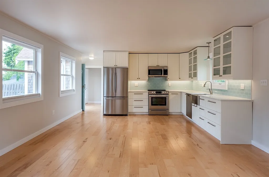 2 bed, 1.0 bath, 881 sqft, $3,200 — Photo 2