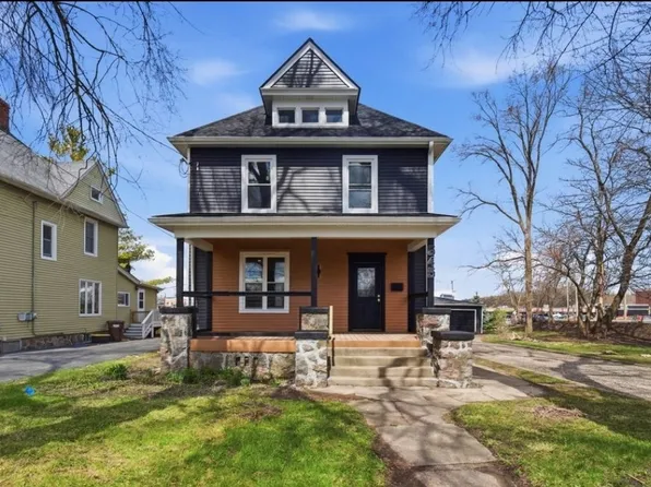 645 E Calhoun St, Woodstock, IL 60098