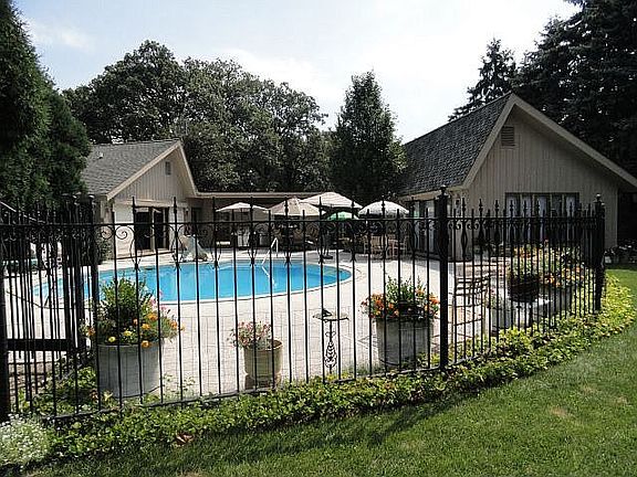 5th image of 17 Buckingham Dr
