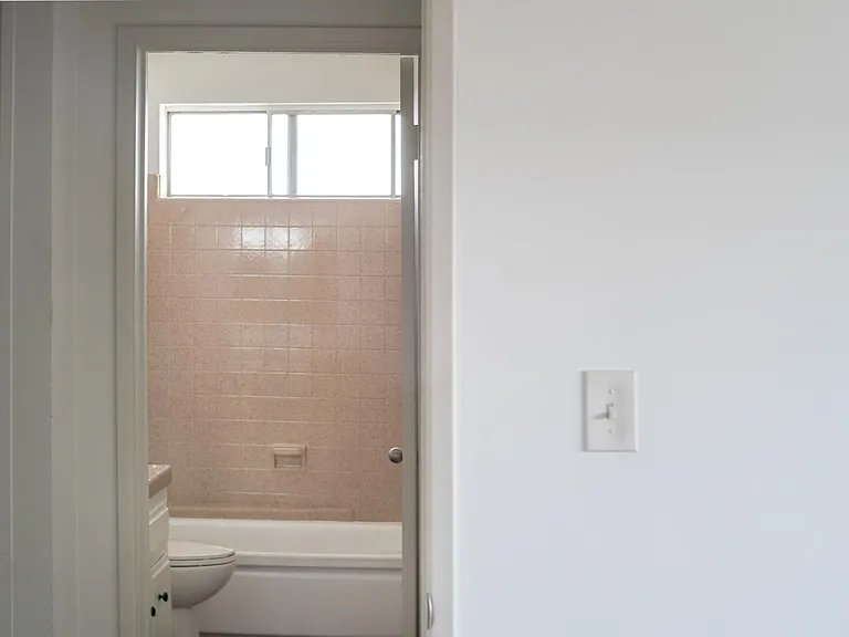 819 Ocean Park Blvd #4 — Photo 8