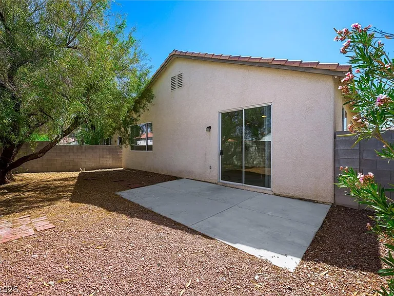 5618 Indian Springs St — Photo 5