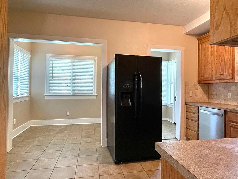 1427 N Woods St — Photo 8