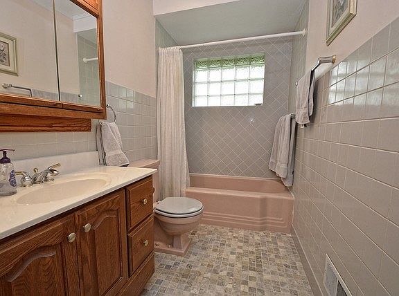 4th image of 27 N Woodland Trl