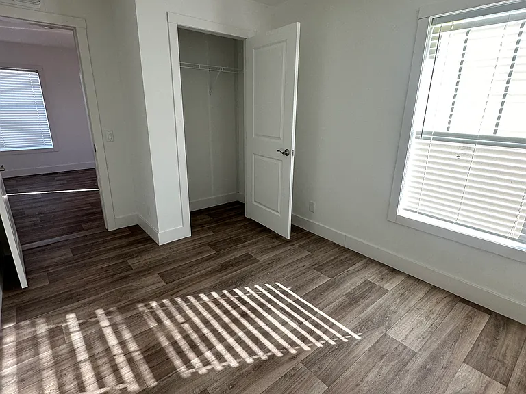 310 E 36th Pl — Photo 8