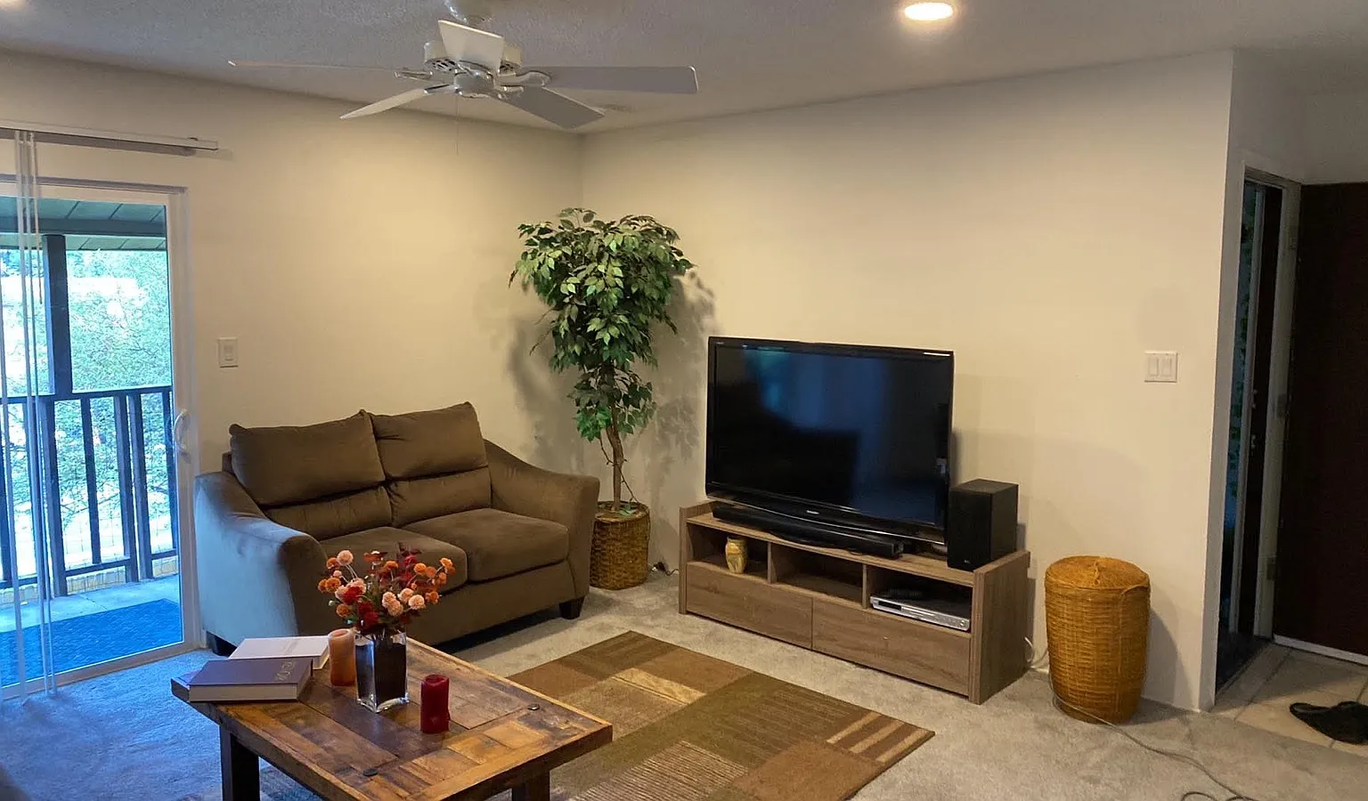 3 bed, 1152 sqft, $2,500 — Photo 2