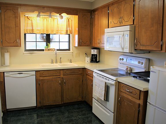 4th image of 3115 Le Oaks Dr