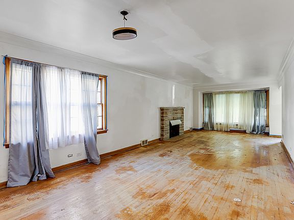 5th image of 2332 Florence St