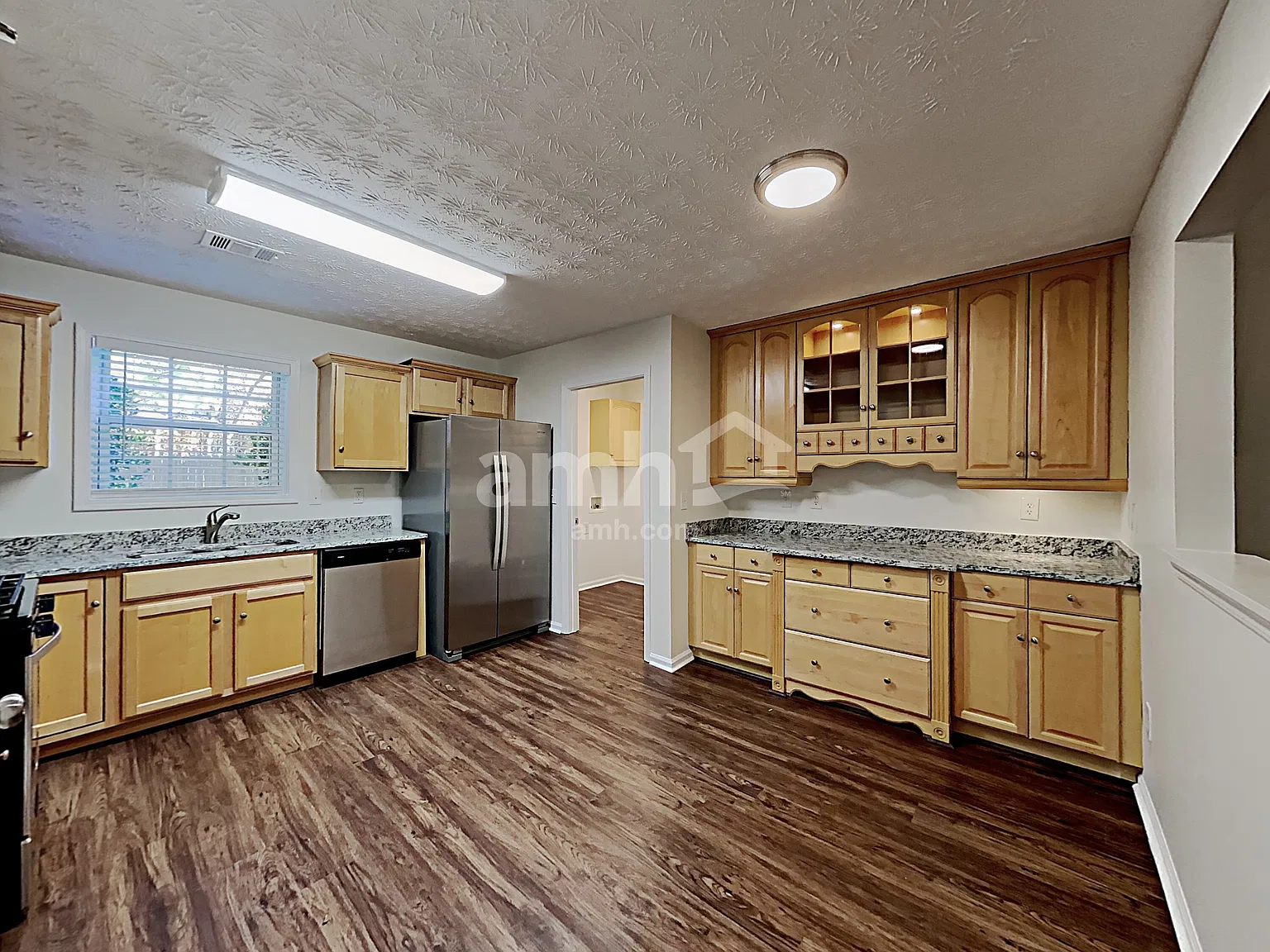 3 bed, 2.0 bath, 1850 sqft, $2,300 — Photo 3
