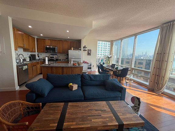 3rd image of 20 Newport Pkwy APT 1007