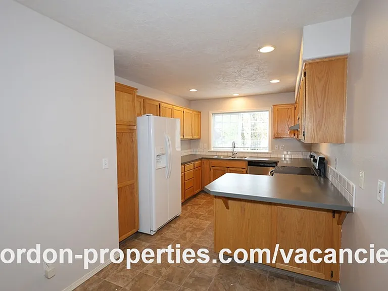 16913 NE Halsey St — Photo 20