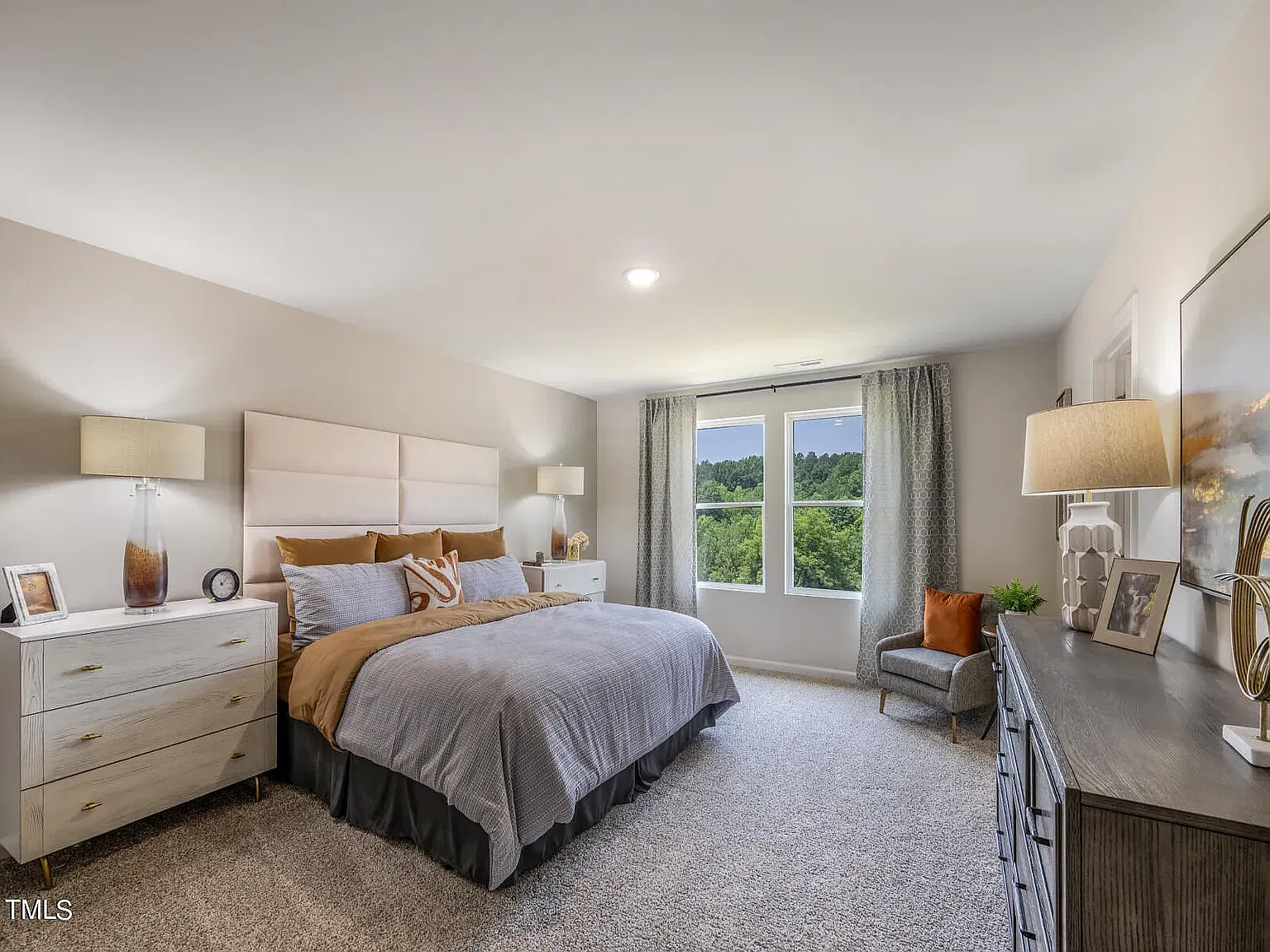 5 bed, 2700 sqft, $2,249 — Photo 4