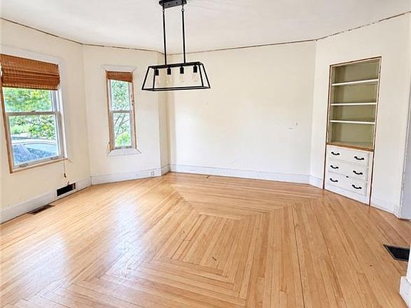 3rd image of 39 Manse St