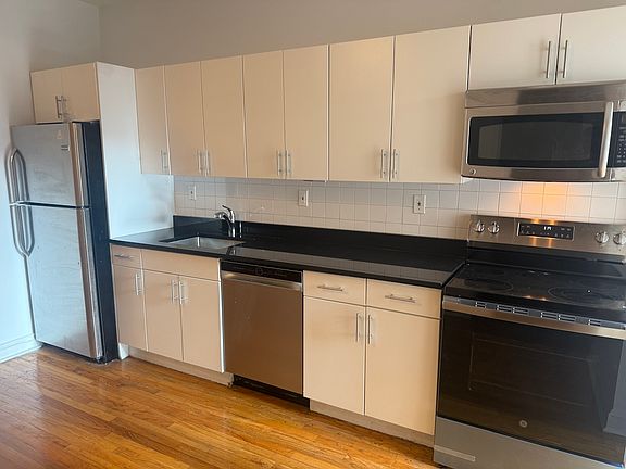 3rd image of 221 2nd Ave APT 2