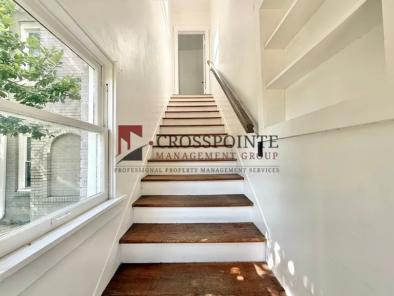 831 W Houston St — Photo 4
