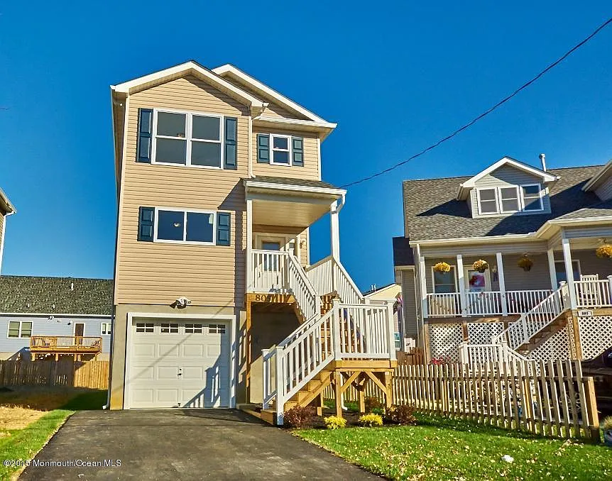 216 Henry St photo 1