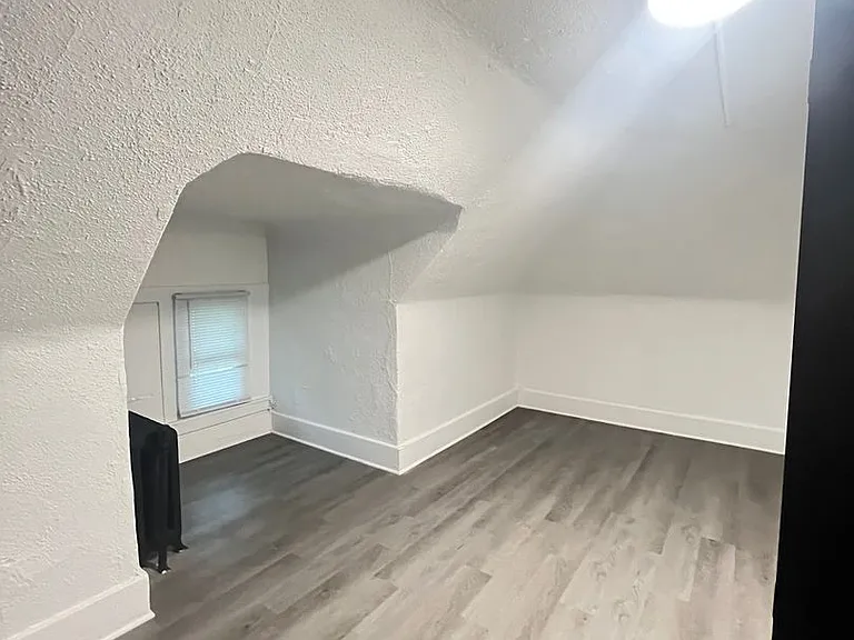319 Franklin Ave — Photo 20