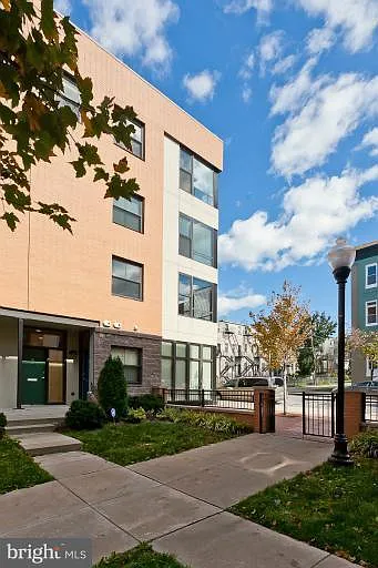 Building Photo - 124 Station North Mews #B