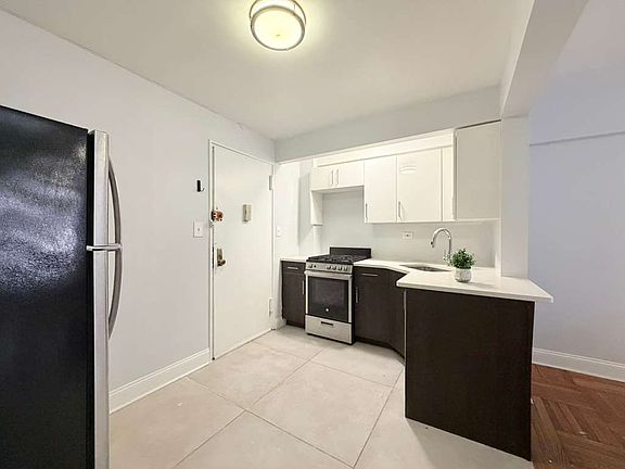 2nd image of 130 E 18th St APT 1J