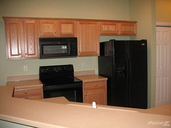 Kitchen w/ all appliances