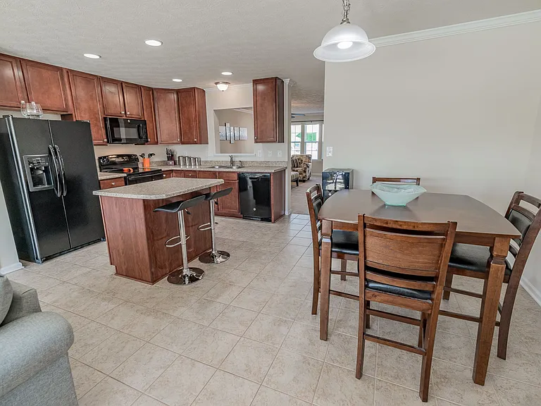 210 Summerfield Dr — Photo 4