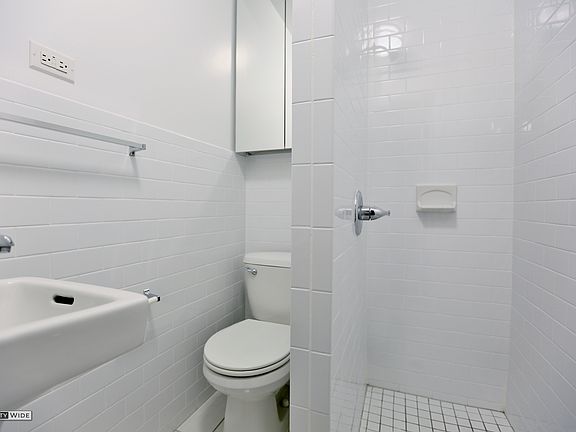 4th image of 224 E 89th St APT 12