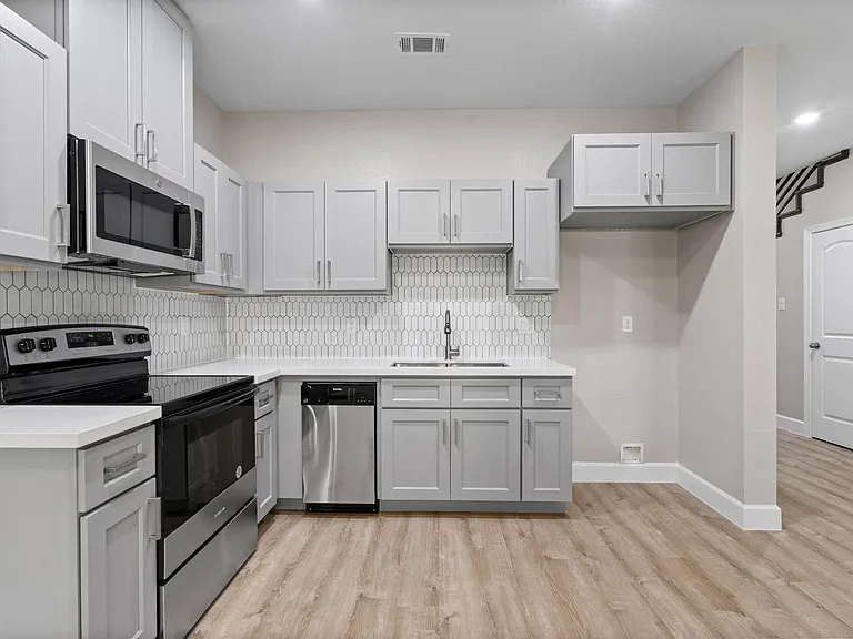 5423 Bacher St #B — Photo 13