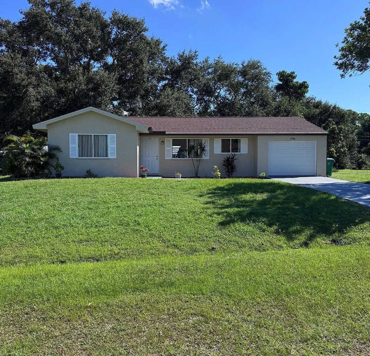 2 bed, 1.0 bath, 904 sqft, $1,900 — Photo 2