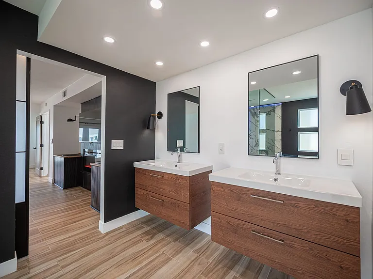 330 E Country Club Dr — Photo 55