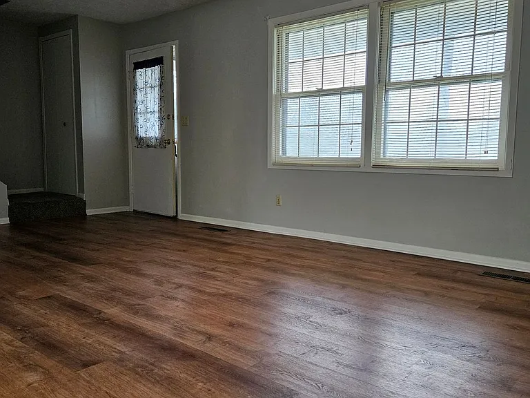 1252 Colonial Dr — Photo 2