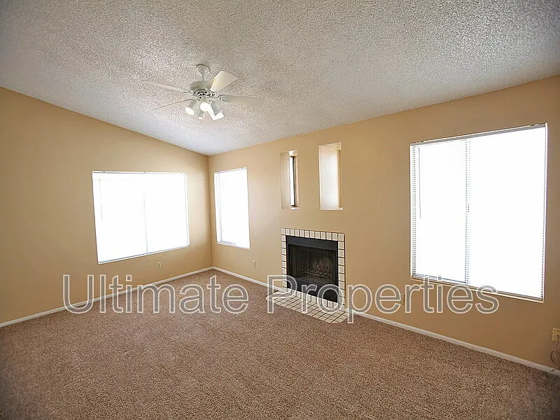 3 bed, 2.0 bath, 1308 sqft, $1,895 — Photo 2