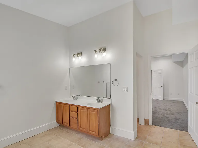 708 Newington Ave — Photo 7