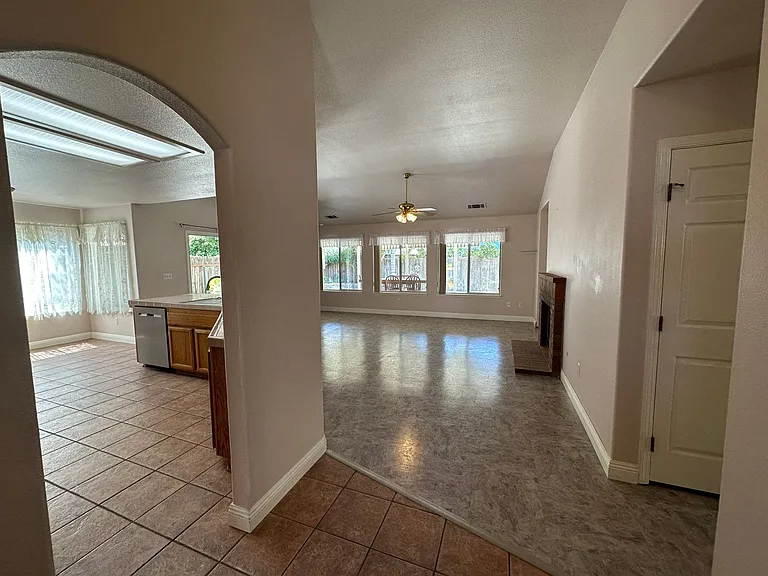2935 S Aspen St — Photo 4