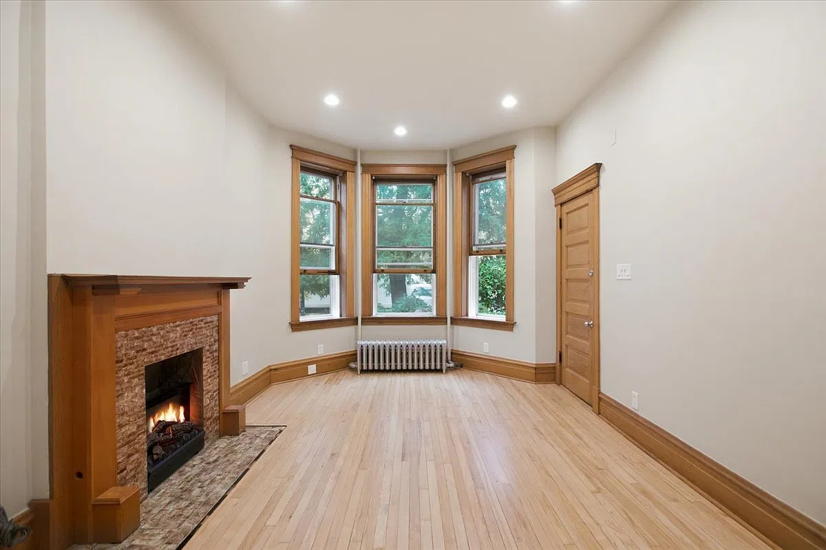 3 bed, 1301 sqft, $2,995 — Photo 4